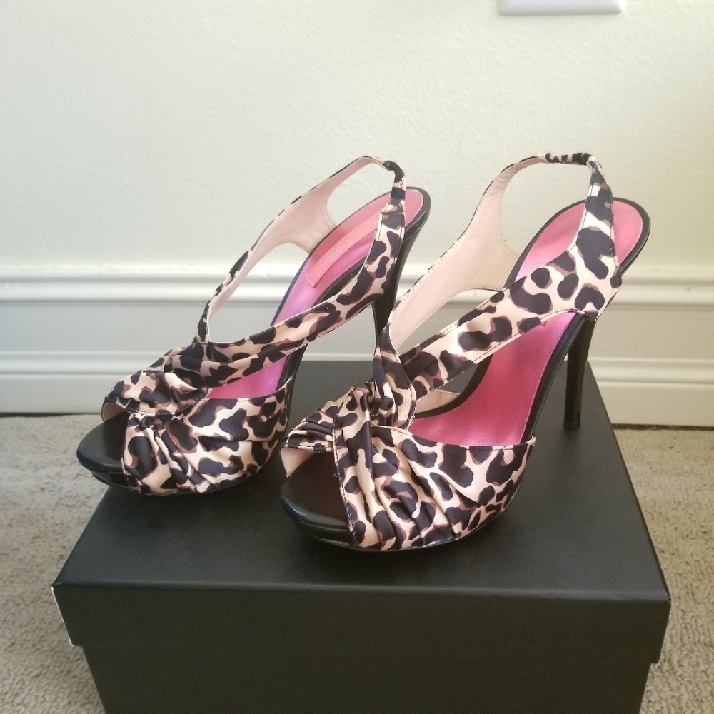 7.5 NWOT Betsy Johnson Leopard heels